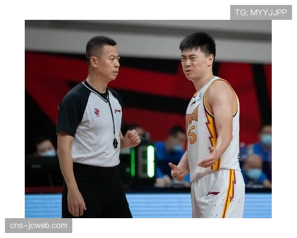 赛场特写：宁波町渥小将李柏润命中压哨三分后，与场边沮丧的四川队替补席形成对比